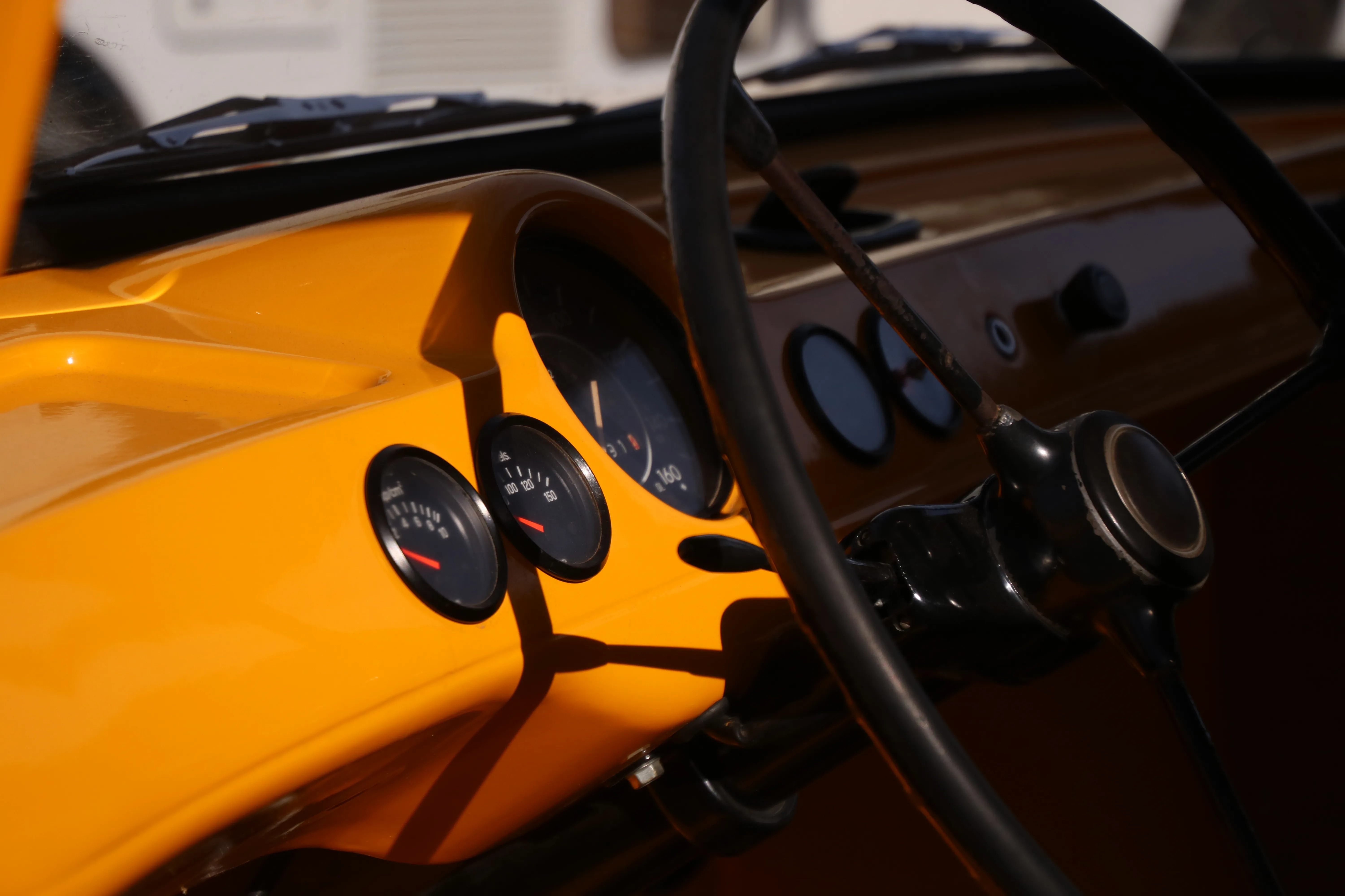 Detail des gelben Oldtimer-Armaturenbretts mit Instrumenten und Lenkrad