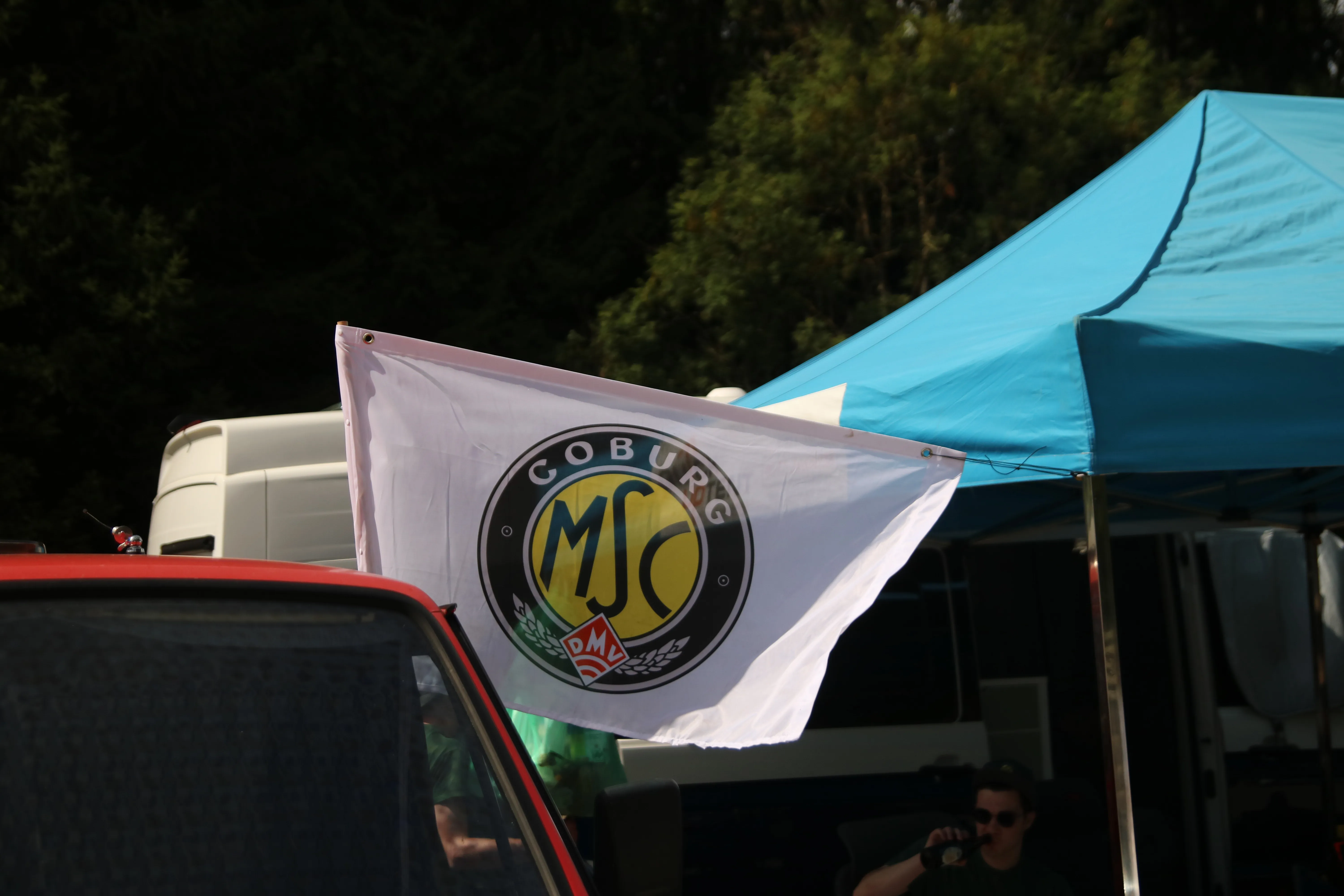 MSC-Coburg-Vereinsfahne vor einem blauen Pavillon bei einem gemeinsamen Treffen