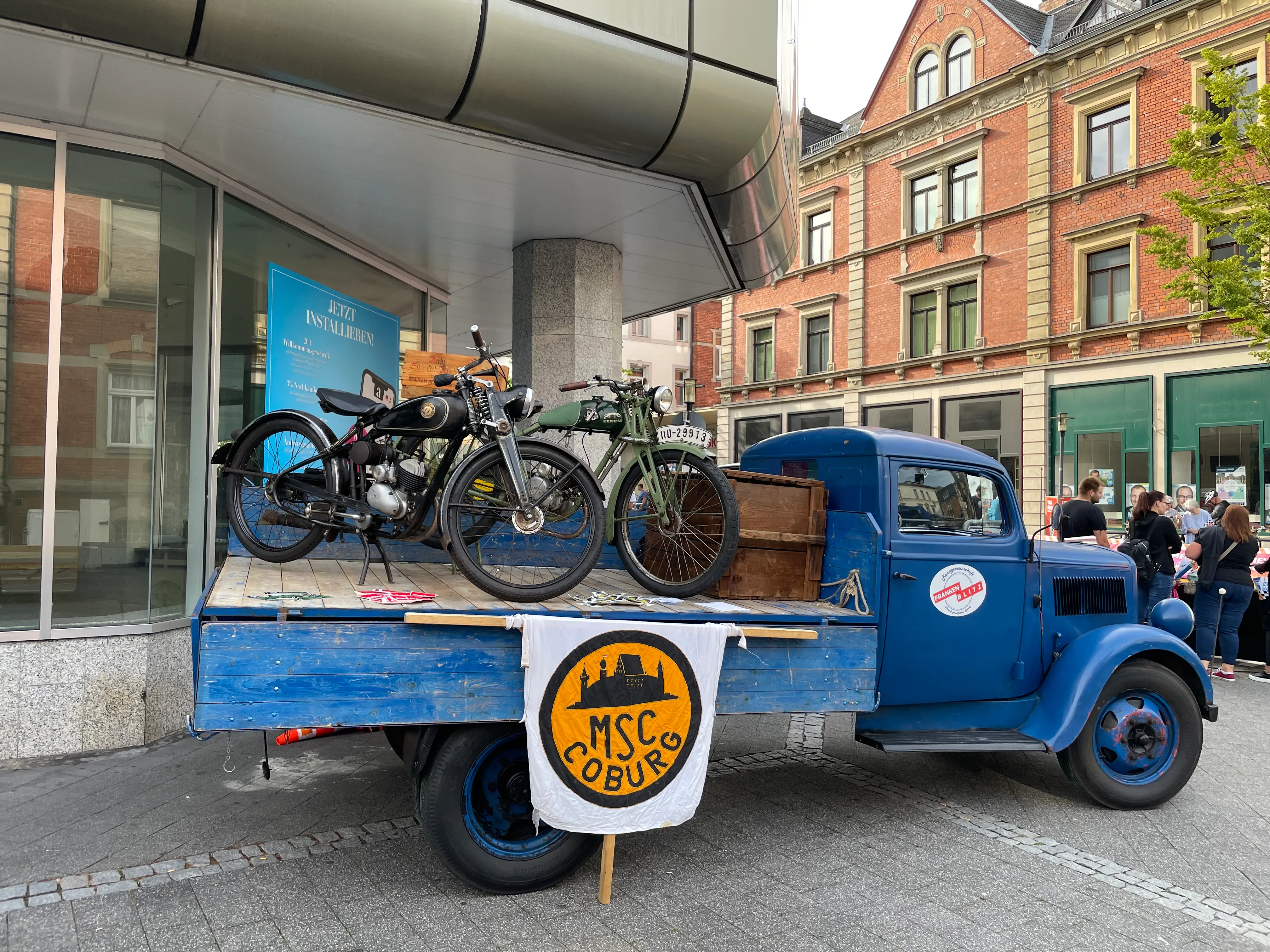 Opel Blitz mit historischen Motorrädern und MSC-Coburg-Fahne
