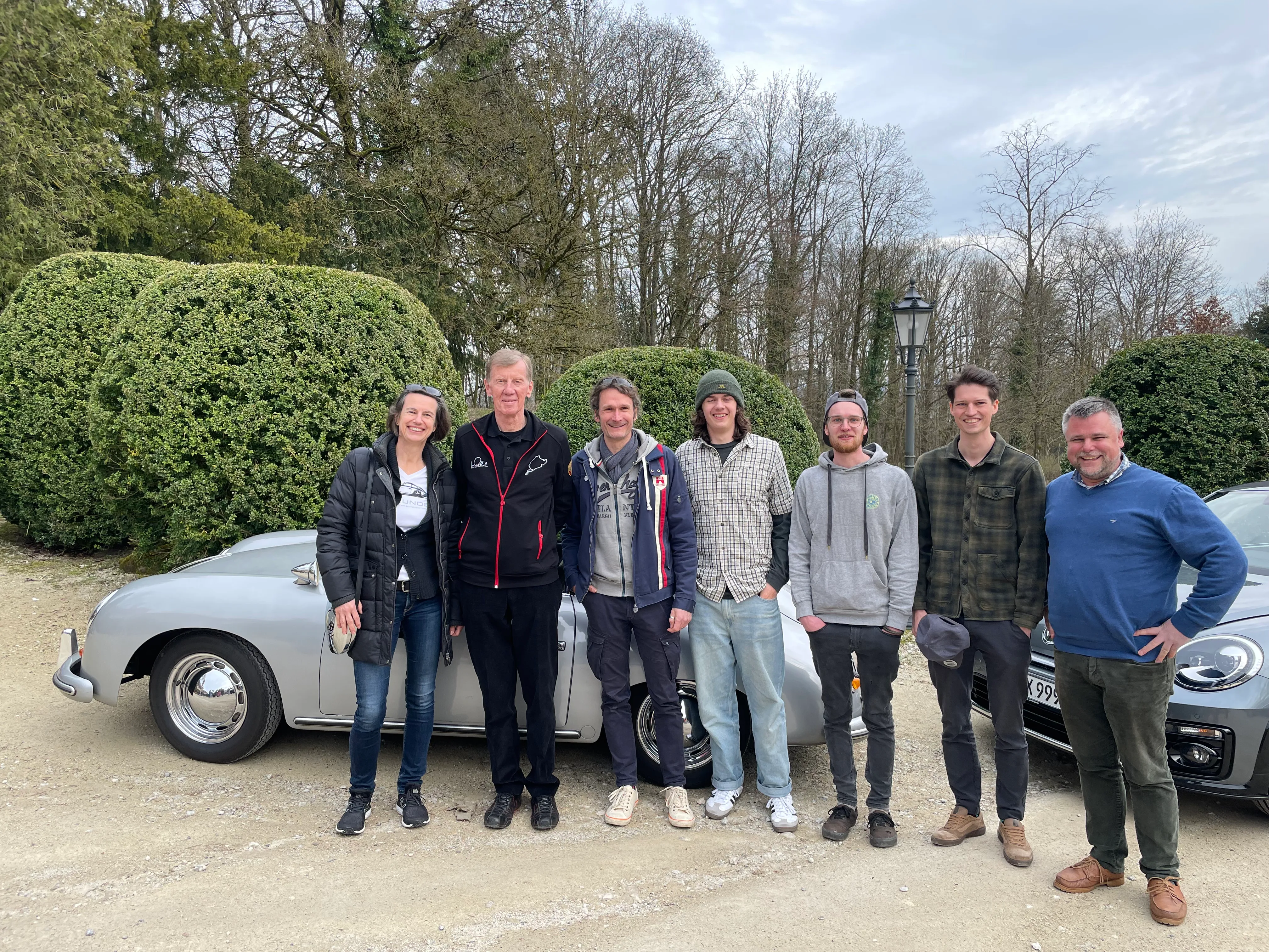 Team des MSC Coburg vor klassischen Automobilen