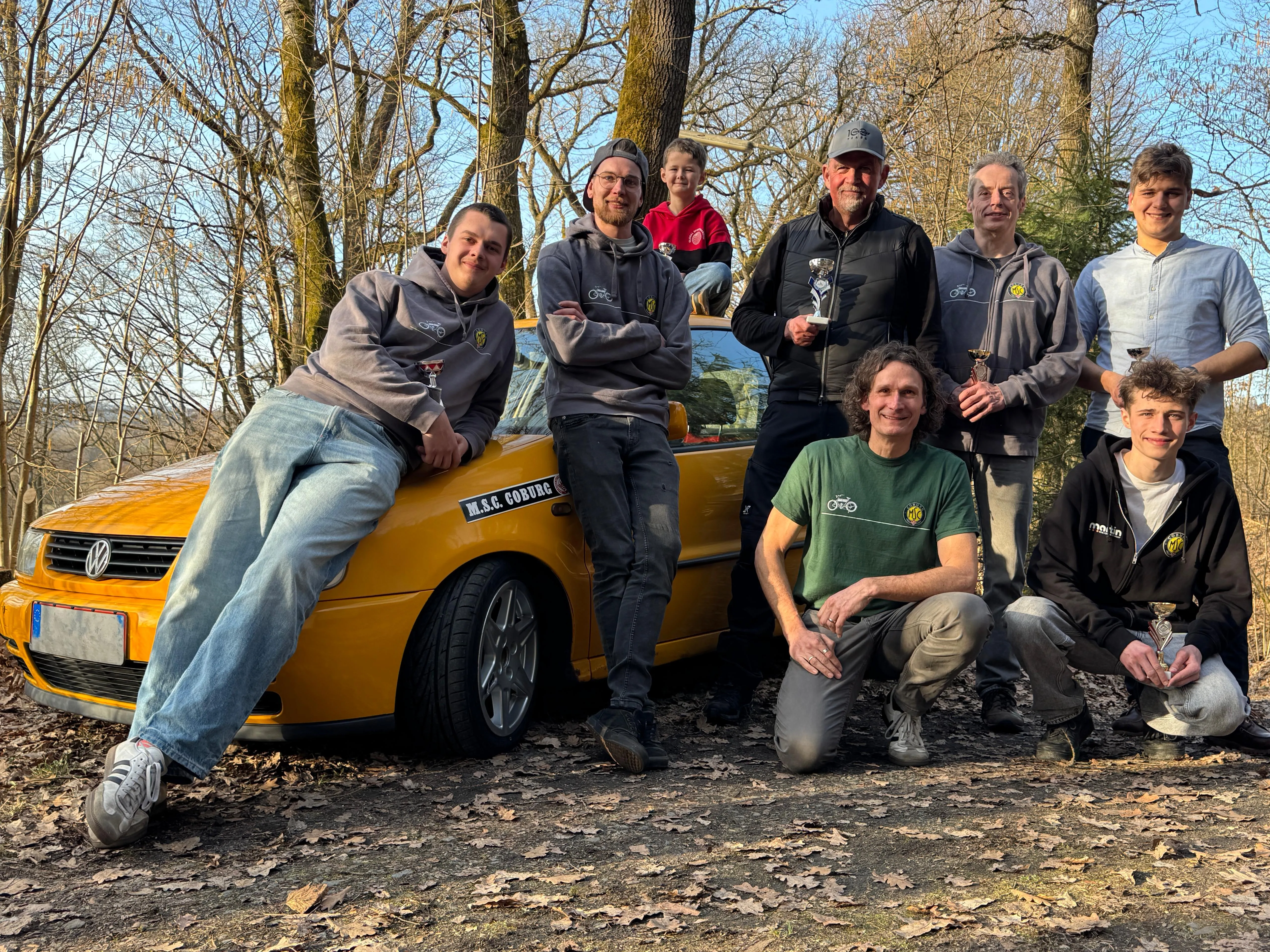 MSC-Coburg-Team mit Pokalen vor dem gelben VW Polo