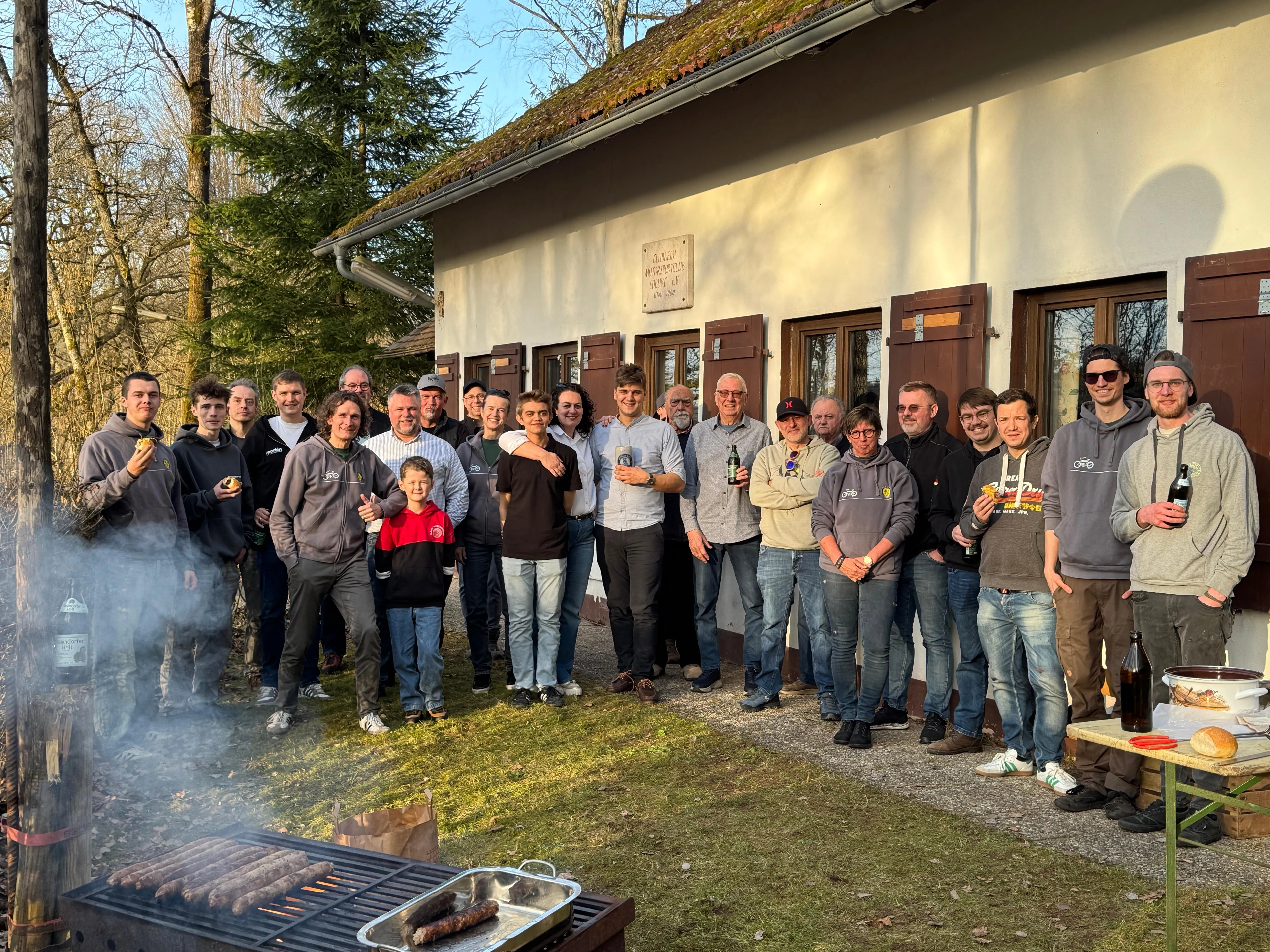 Mitglieder des MSC Coburg beim gemeinsamen Grillen am Clubheim