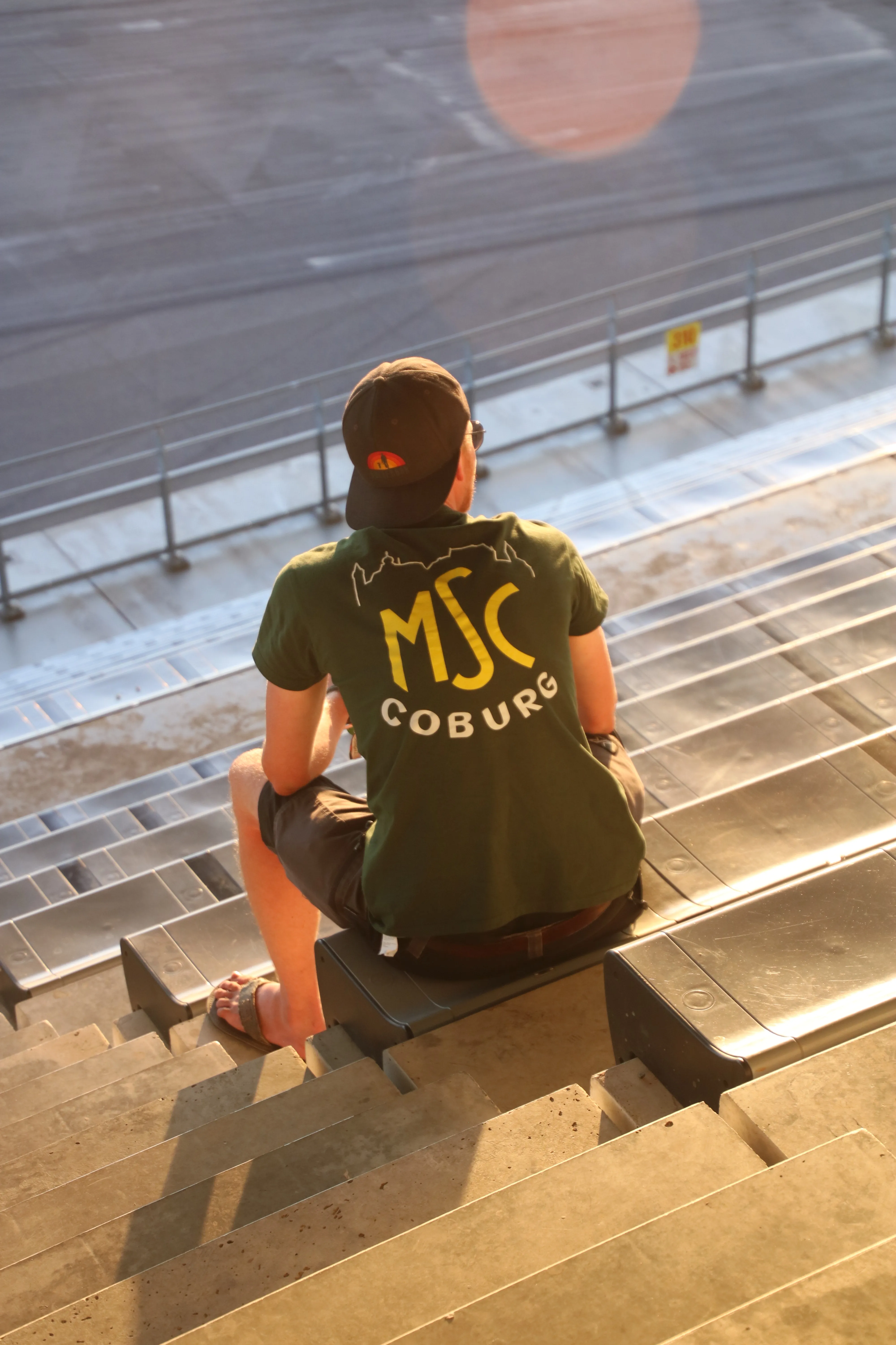 Vereinsmitglied im MSC-Coburg-Shirt auf einer Rennstreckentribüne